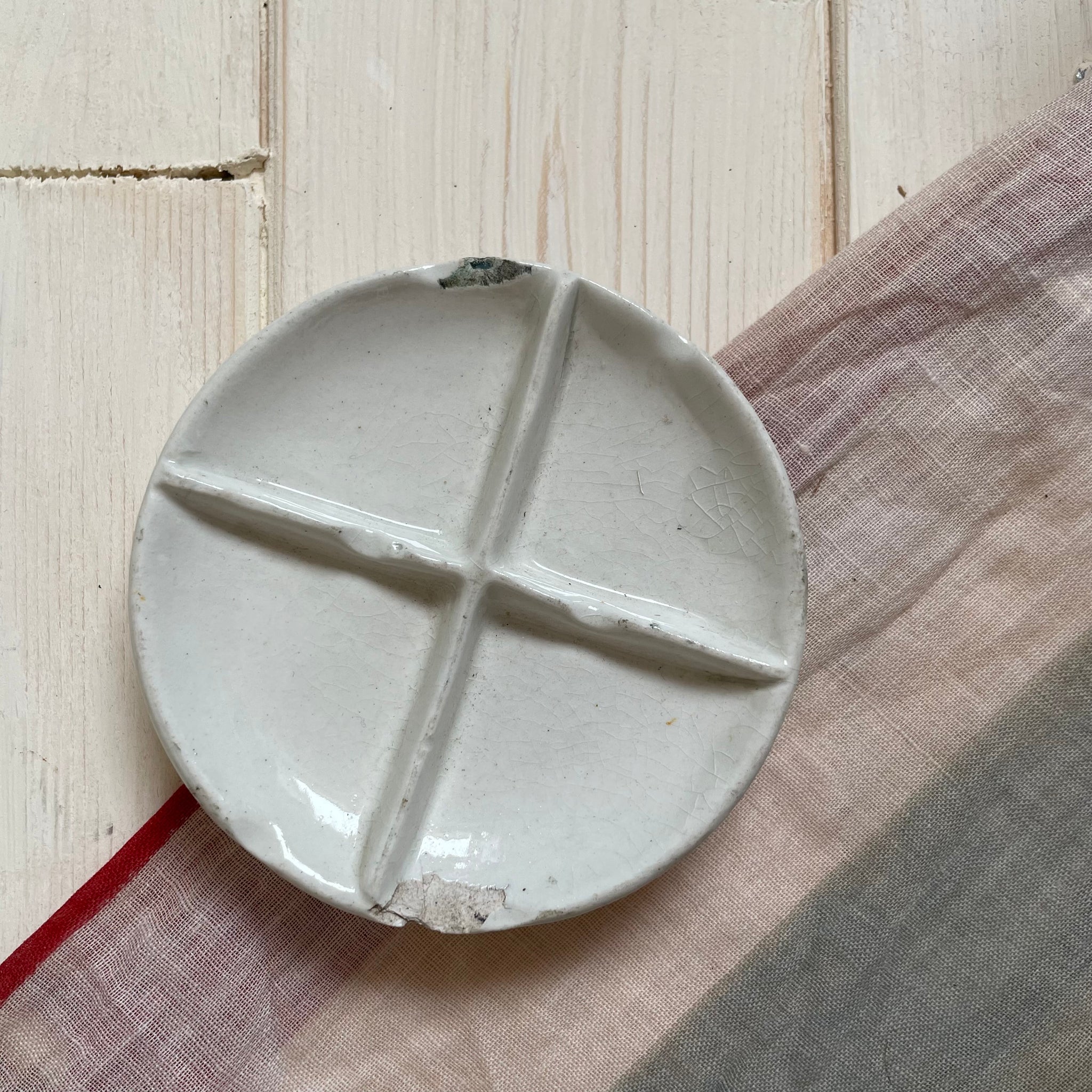 Vintage Chipped Mixing Palette